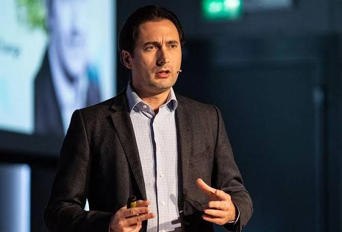 Dr Mark van Rijmenam on stage